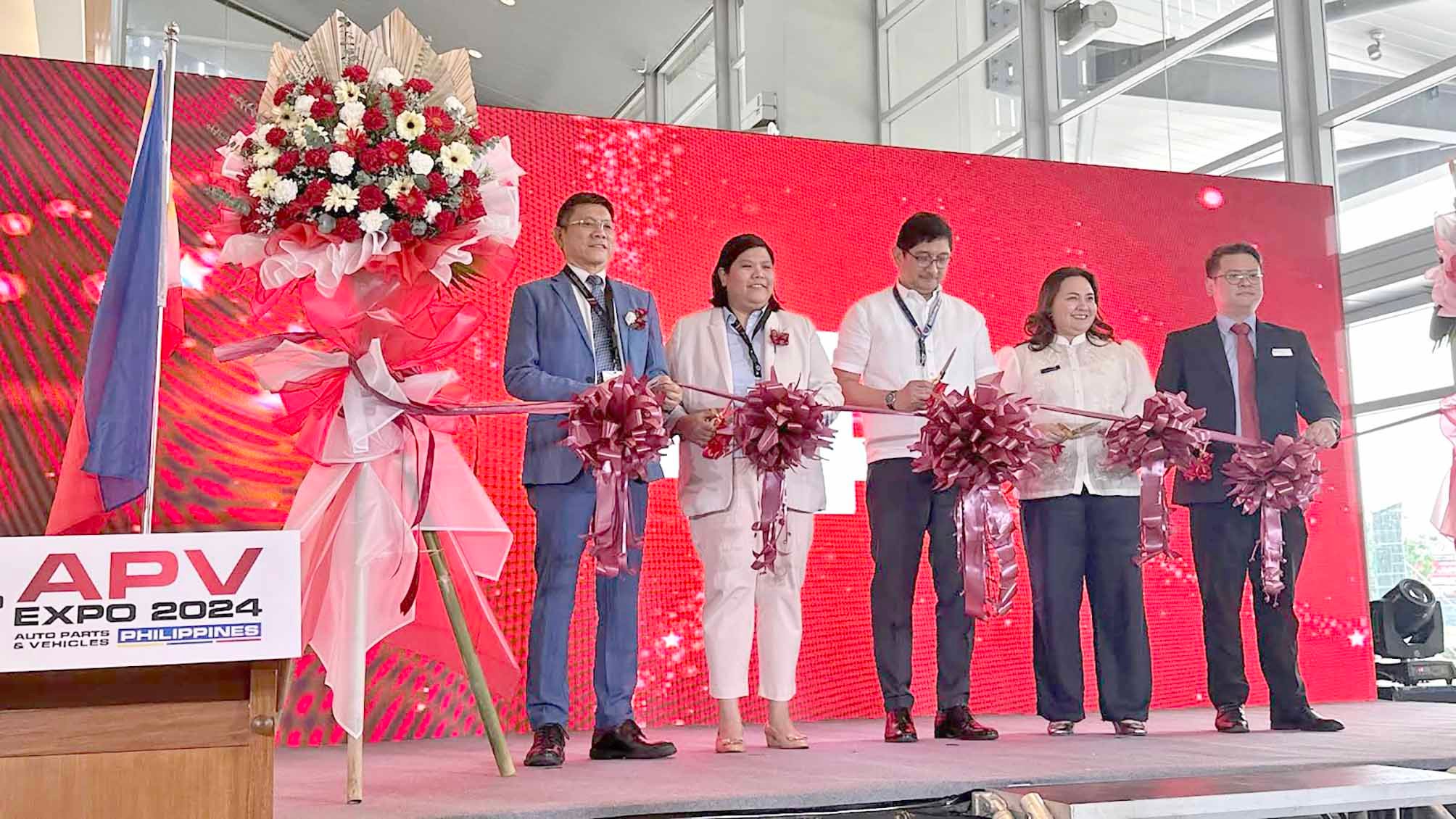 Opening of Auto Parts & Vehicles Expo Philippines was led by (from left) Eddie Chong, president of the Philippine Automotive Traders Association; Bianca Pearl Sykimte, director of Export Marketing Bureau of the Department of Trade and Industry; Jesus Ferdinand Ortega, undersecretary for Road Transport and Infrastructure of the Department of Transportation; Rungphech Rose Chitanuwat, country general manager of Informa Markets-Philippines, and Alvin Seow, deputy event director, Informa Markets Philippines.