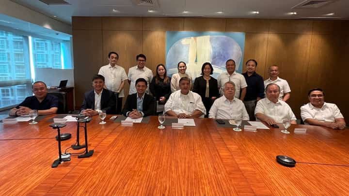 At the joint venture signing between Philcement and ANFLOCOR on the putting up of a P2-billion modern cement manufacturing plant in Davao del Norte are Nguyen Truong Son, Vissai Group; Vicente R. Floirendo, ANFLOCOR Agri Group president; CEO; Ricardo F. Lagdameo, Philcement Mindanao vice chairman; Ricardo R. Floirendo, ANFLOCOR vice chairman; Ramon R. del Rosario, Jr., PHINMA chairman and CEO; Victor J. del Rosario, Philcement Mindanao chairman; and Eduardo A. Sahagun, Philcement Mindanao president and CEO, with select PHINMA and Philcement executives.