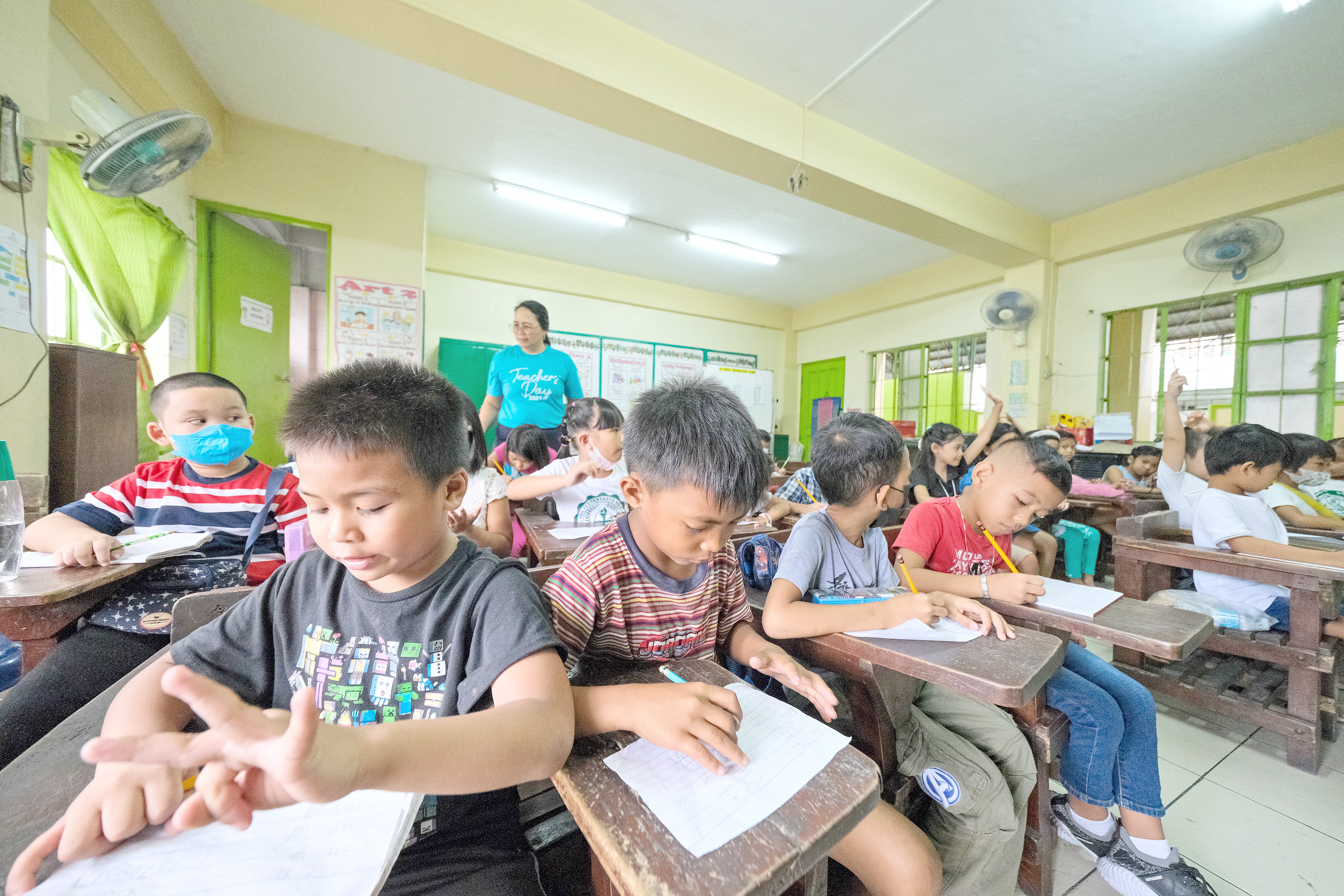Makati mayor pushes better teachers’ benefits
