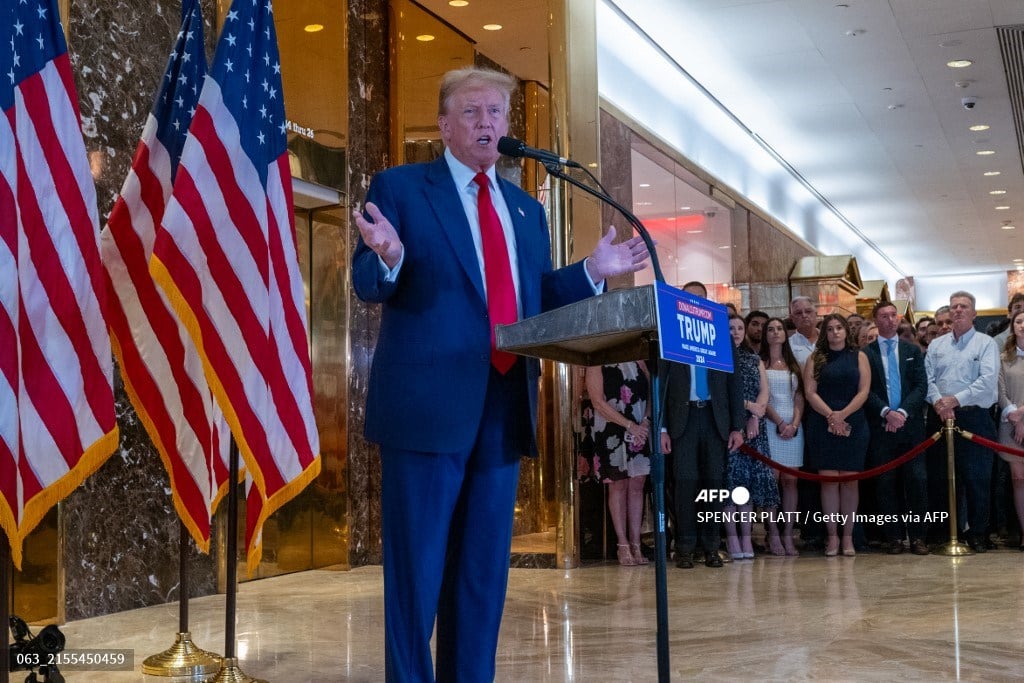 Trump takes election pitch to storied New York arena