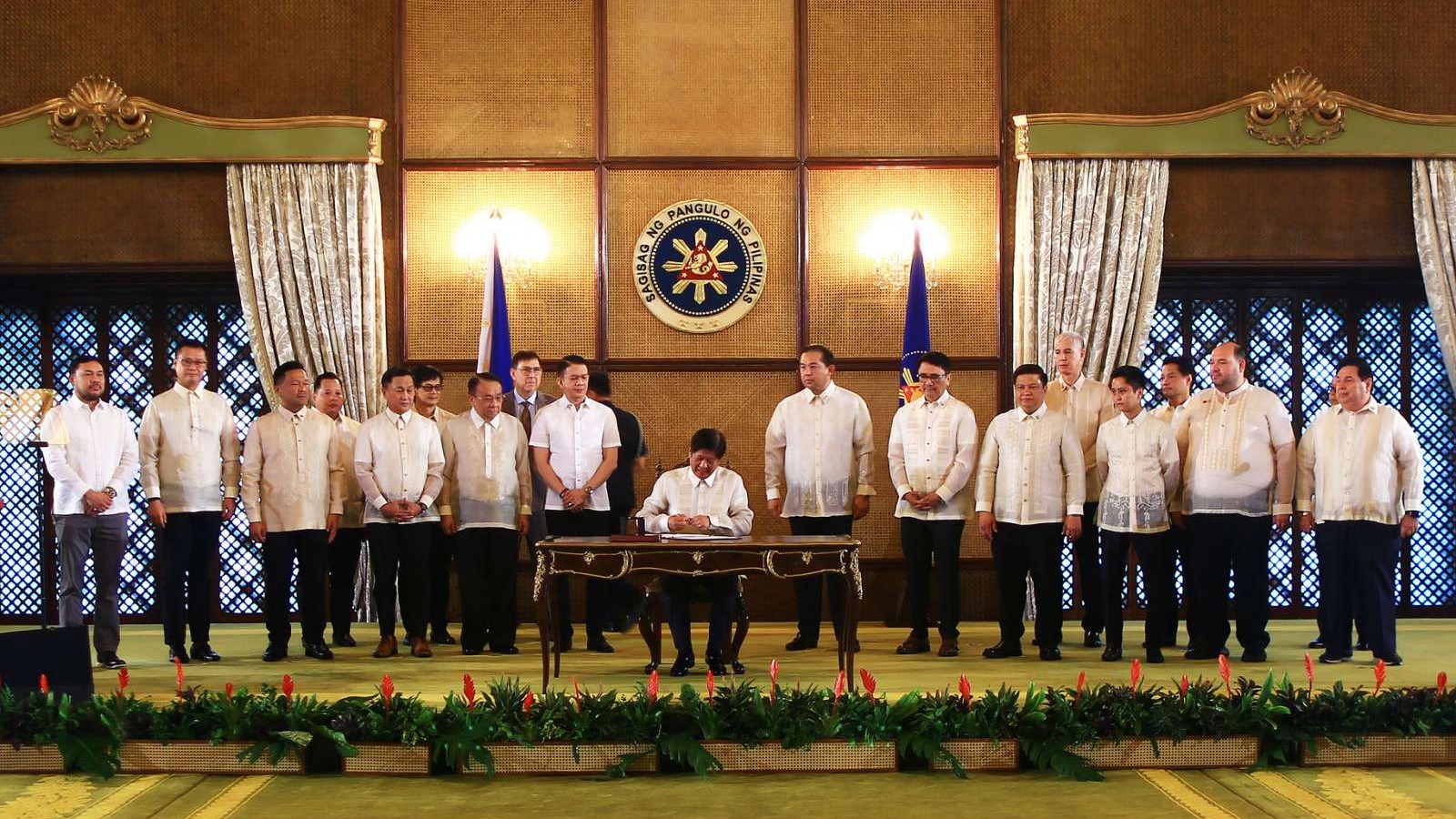 Marcos OKs law that modernizes real property assessment