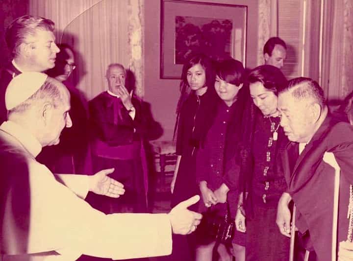 With Saint Pope Paul VI (from left) Marivic, sister Asunta, mom Julie and dad Rafael at Castel Gandolfo, Italy.