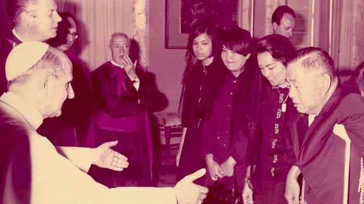 With Saint Pope Paul VI (from left) Marivic, sister Asunta, mom Julie and dad Rafael at Castel Gandolfo, Italy.