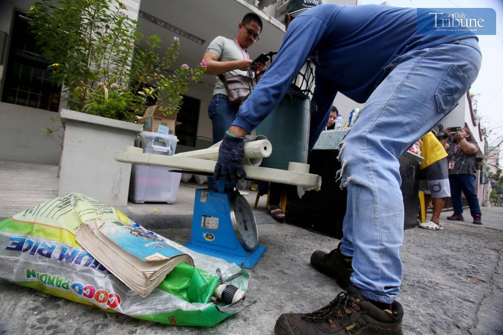 MMDA OFFERS GROCERIES IN EXCHANGE FOR RECYCLABLE WASTES