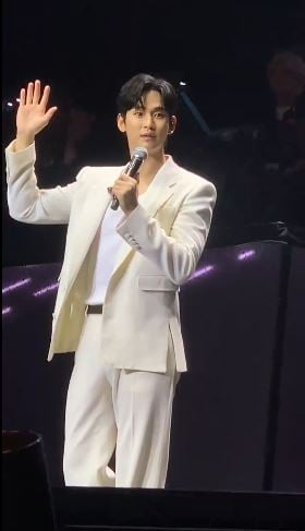KIM Soo-hyun visited anew his Filipino fans as part of his Asia fanmeet tour. On the show were some celebrities, including ‘Roadtrip’ stars Carmina Villaroel, Candy Pangilinan and Janice de Belen.