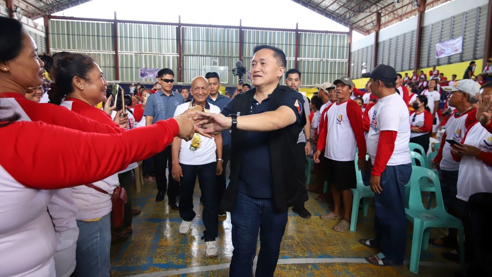 Bong Go aids struggling workers, inspects Super Health Center in Bohol
