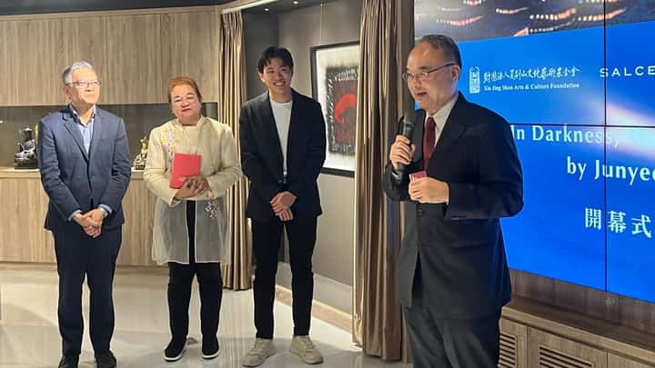 En-kuang Chao, director of China Chao Clan Association (right).