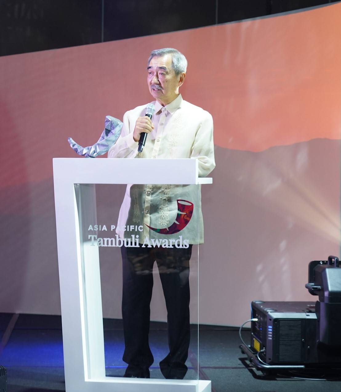 SM’s Hans Sy honored with Tambuli Lifetime Achievement Award for transformative
leadership. SM Prime Holdings Chairman of the Executive Committee, Hans Sy, receives the
prestigious Tambuli Lifetime Achievement Award at the 2024 Asia Pacific Tambuli Awards. Mr. Sy's unwavering dedication to philanthropy, environmental advocacy, and corporate leadership
has left an indelible mark on society, inspiring positive change and empowerment across the Philippines and beyond.