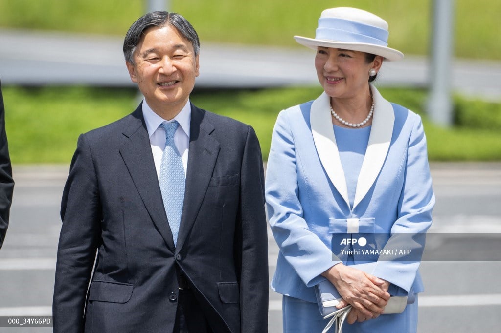 Japanese imperial couple breaks protocol, greets Phl press