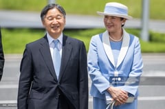 Japanese imperial couple breaks protocol, greets Phl press