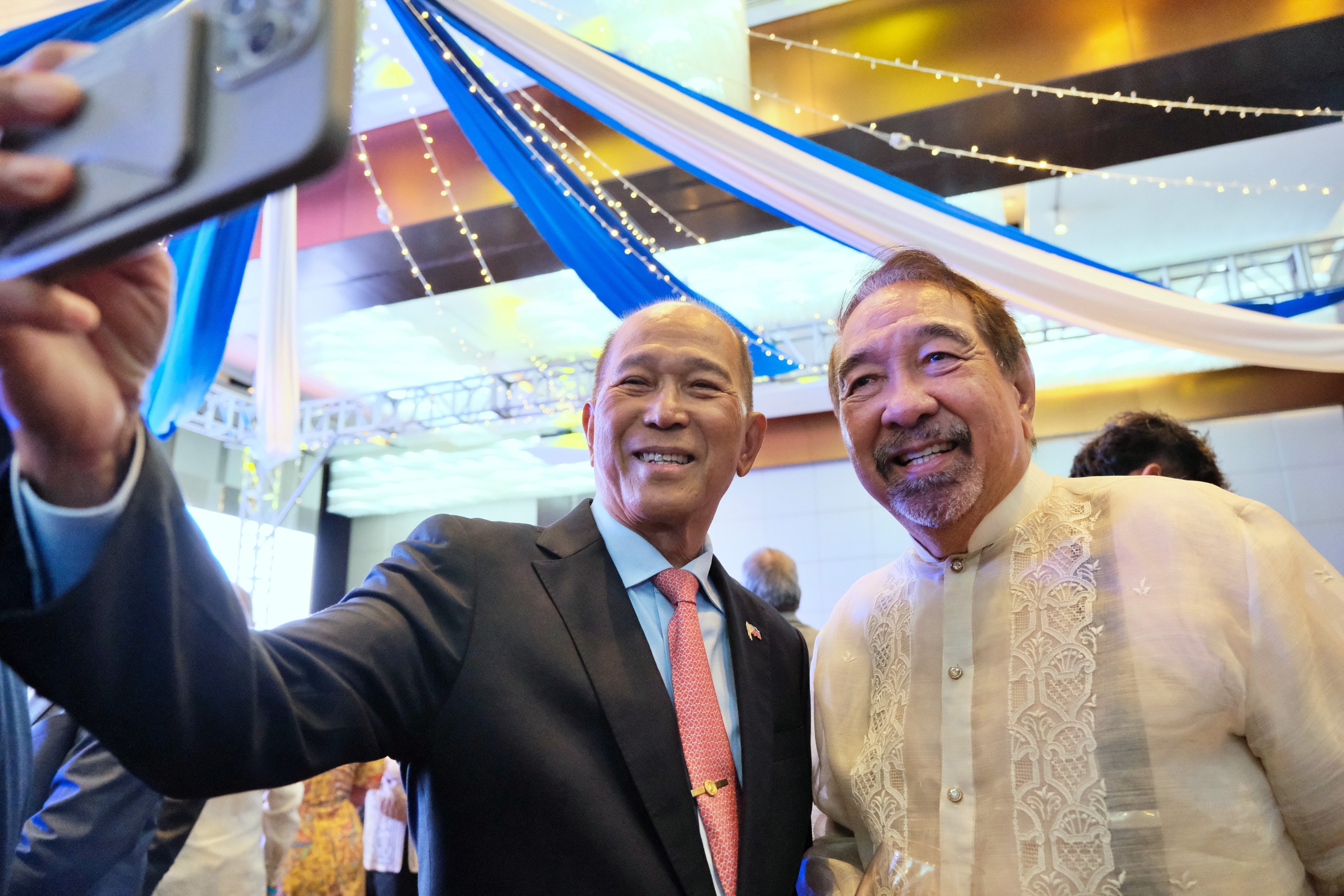 Former Secretary of National Defense Delfin Lorenzana in a light moment with DAILY TRIBUNE's Willie Fernandez