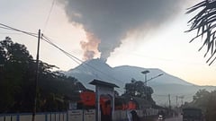 Indonesia volcano erupts twice 