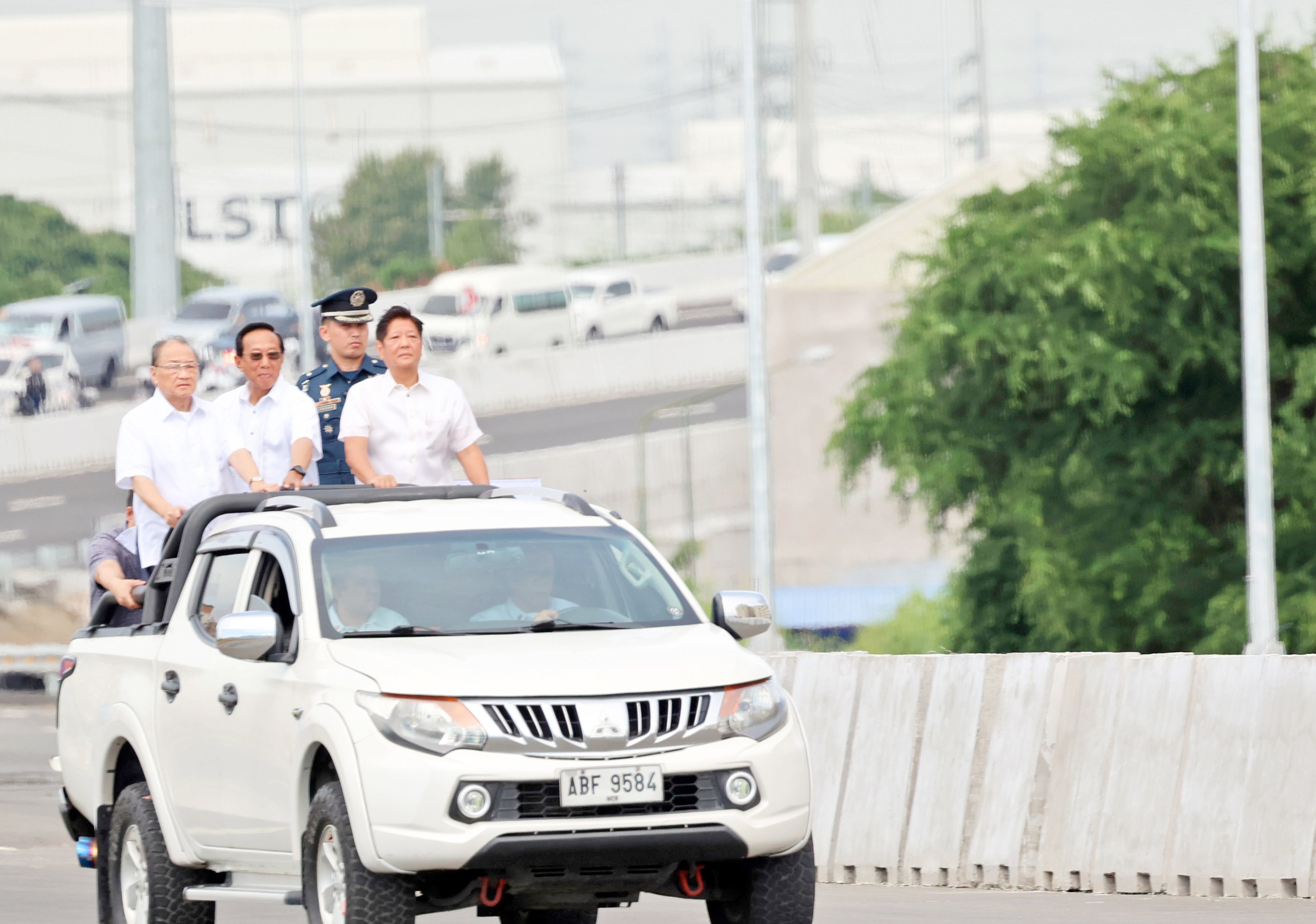 President Ferdinand Marcos Jr. with DPWH Secretary Manuel Bonoan and Metro Pacific Investment Corp. Chairman Manuel V. Pangilinan leads inauguration of CAVITEX C5 Link Sucat Interchange and groundbreaking rites for CAVITEX-CALAX Link and CAVITEX C5 Link Segment 3B in Parañaque City on Friday, 21 June.