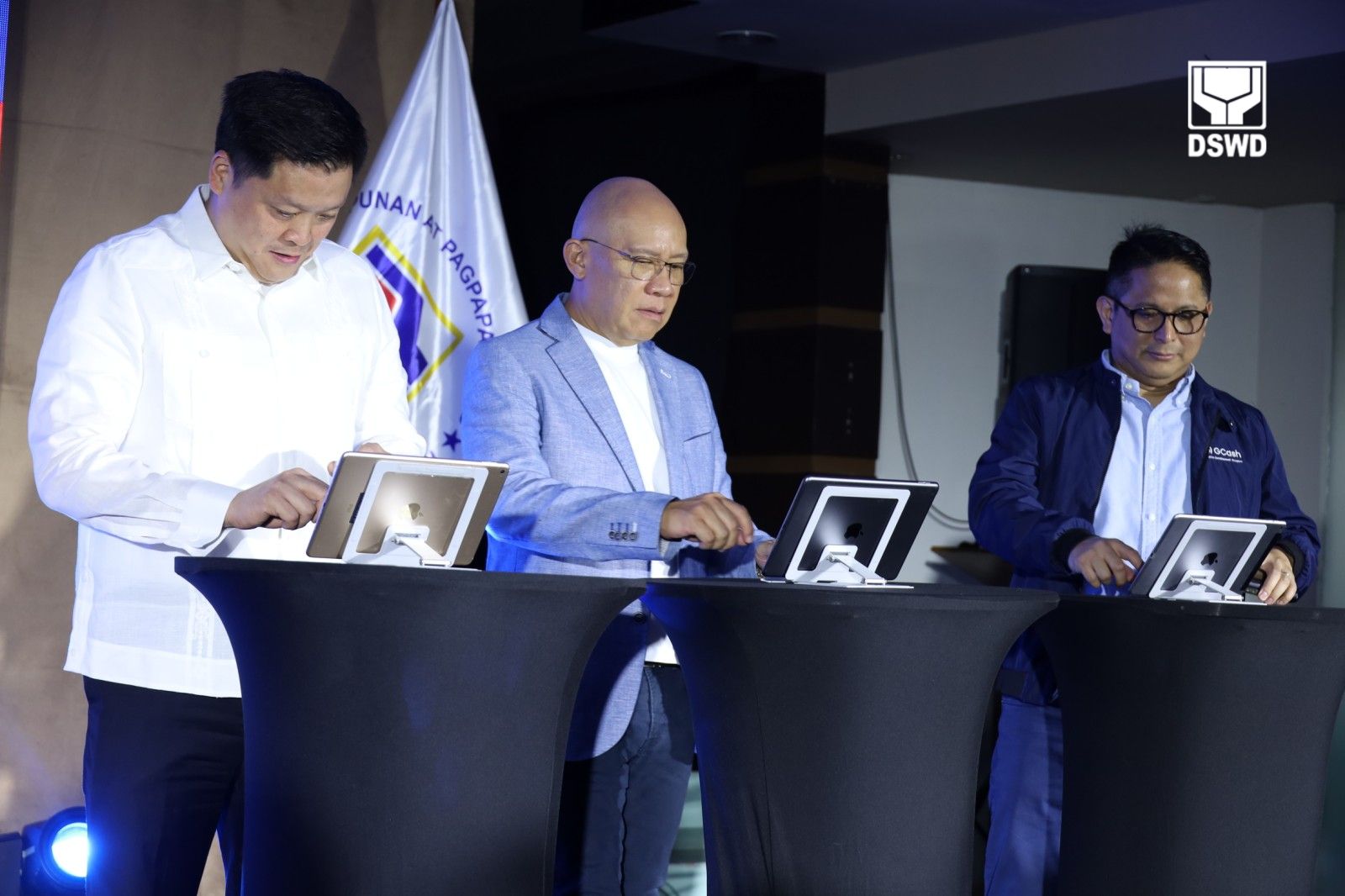 DSWD Secretary Rex Gatchalian (left) with Ernest Cu, president and CEO of Globe (center), and Ren-Ren Reyes, president and CEO of G-Xchange Inc., during the signing of the MoU on their partnership to leverage technology to efficiently deliver welfare services to Filipinos.
