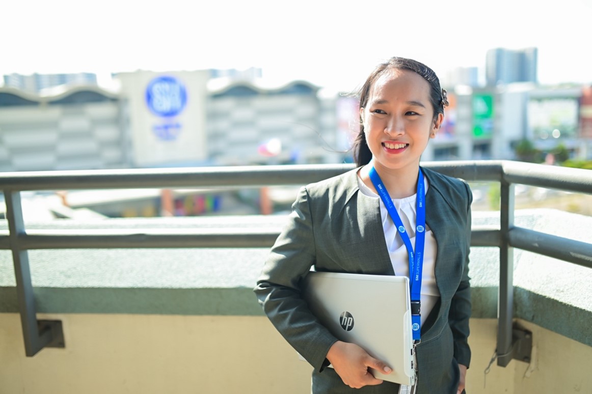 SM scholar achieves dreams, continues cycle of social good