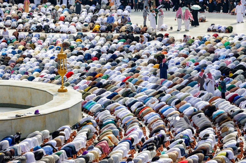 Loved ones search for missing as hajj death toll passes 900
