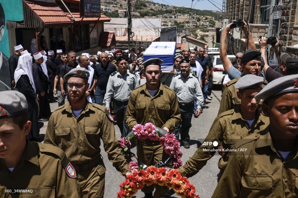 Anxious parents of Israeli soldiers wait amid war