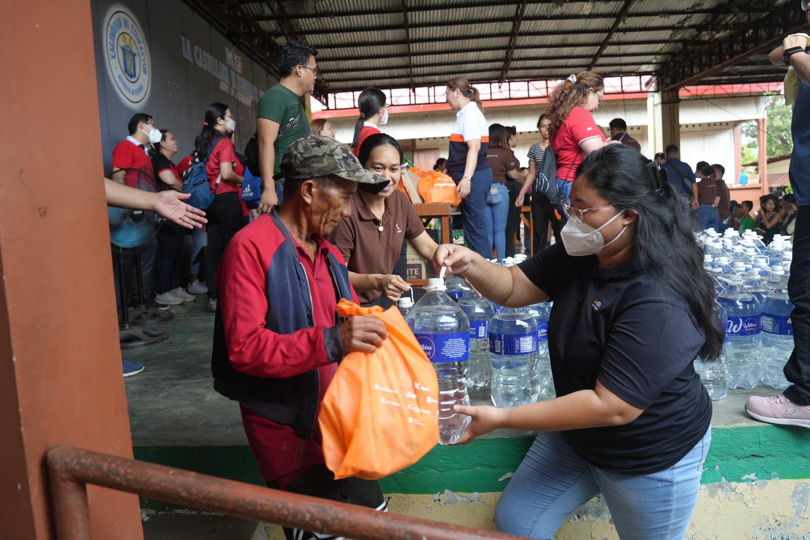 Aghon, Kanlaon disasters relief: FL, DSWD with Ayala, PLDT-Smart, SM foundations help evacuees