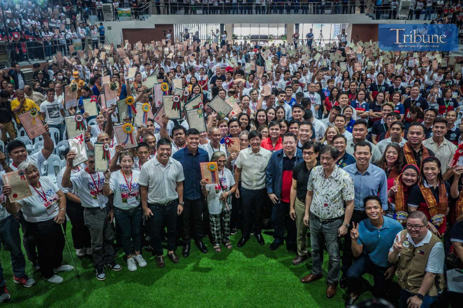 PBBM helps out farmers, fisherfolk