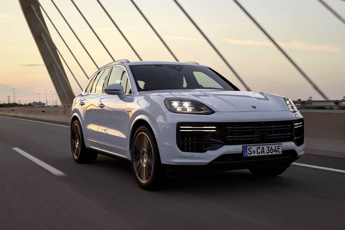 To the max Porsche has optimized the configuration of the driving modes in the Cayenne E-Hybrid. In the performance-oriented Sport driving program, the vehicle now maintains a minimum battery charge level of 20 percent. In Sport Plus driving mode, the minimum charge level drops from 80 percent to 30 percent. The new strategy reduces the number of charging phases in which the motor feeds the battery.