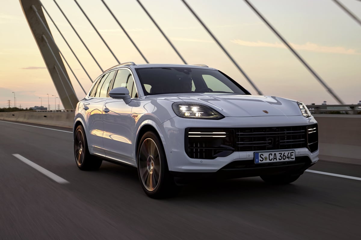 To the max Porsche has optimized the configuration of the driving modes in the Cayenne E-Hybrid. In the performance-oriented Sport driving program, the vehicle now maintains a minimum battery charge level of 20 percent. In Sport Plus driving mode, the minimum charge level drops from 80 percent to 30 percent. The new strategy reduces the number of charging phases in which the motor feeds the battery.