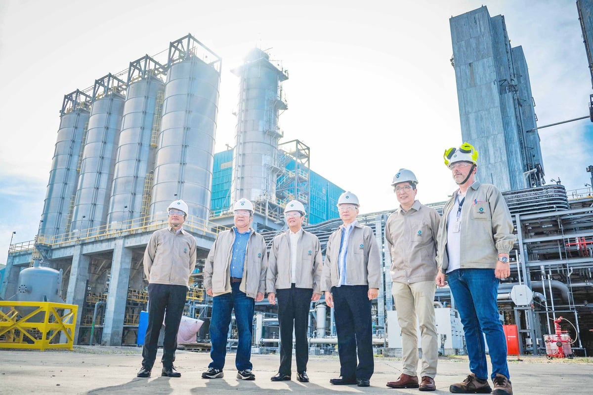 8.	(FROM left) JG Summit Olefins CEO Arnel Santos, JG Summit Holdings chairman James Go, President Ferdinand Romualdez Marcos Jr., Trade Secretary Alfredo Pascual, JG Summit Holdings President and CEO Lance Gokongwei and SVP Didier Marc Laurent Chapon lead the tour of the expanded petrochemicals manufacturing complex of the JG Summit OLEFINS Corporation 19 January in Batangas City.