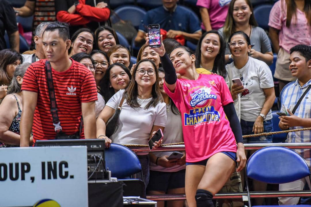 ALYSSA Valdez shares a selfie with her fans in the middle of Creamline’s PVL championship celebration.