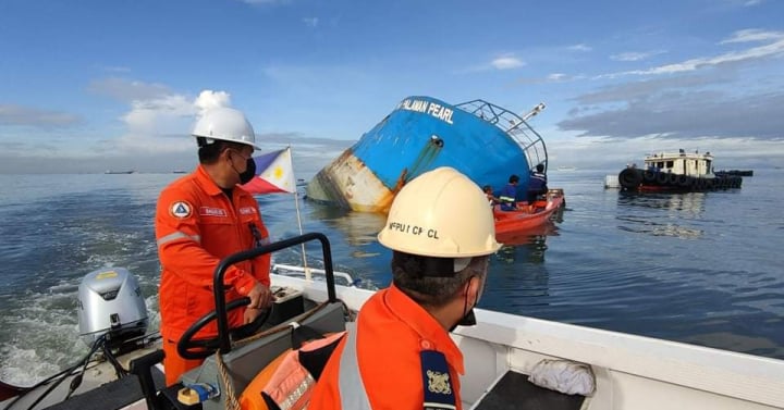 Minimal oil sheens near sunken vessel

