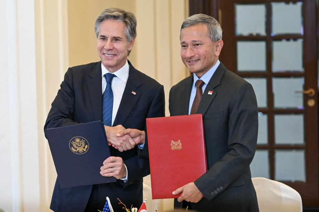US Secretary of State Antony Blinken (left) and Singapore's Foreign Minister Vivian Balakrishnan shake hands during a signing ceremony at the Ministry of Foreign Affairs in Singapore on July 31, 2024.