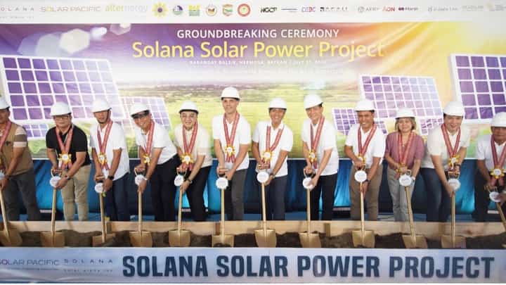 At the groundbreaking of the Solana Solar Power Project are Bataan Governor Jopet Inton (fifth from right) and Alternergy Holdings Corp. chairperson Vicente S. Perez Jr. (sixth from right) joined by officials from the Host Barangay Balsik, Hermosa Municipality, Rizal Provincial Government, Department of Energy, Department of Environment and Natural Resources, National Grid Corporation of the Philippines and Alternergy.