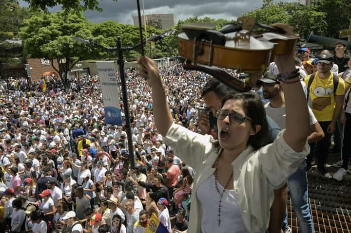 Venezuelan opposition puts up peaceful resistance