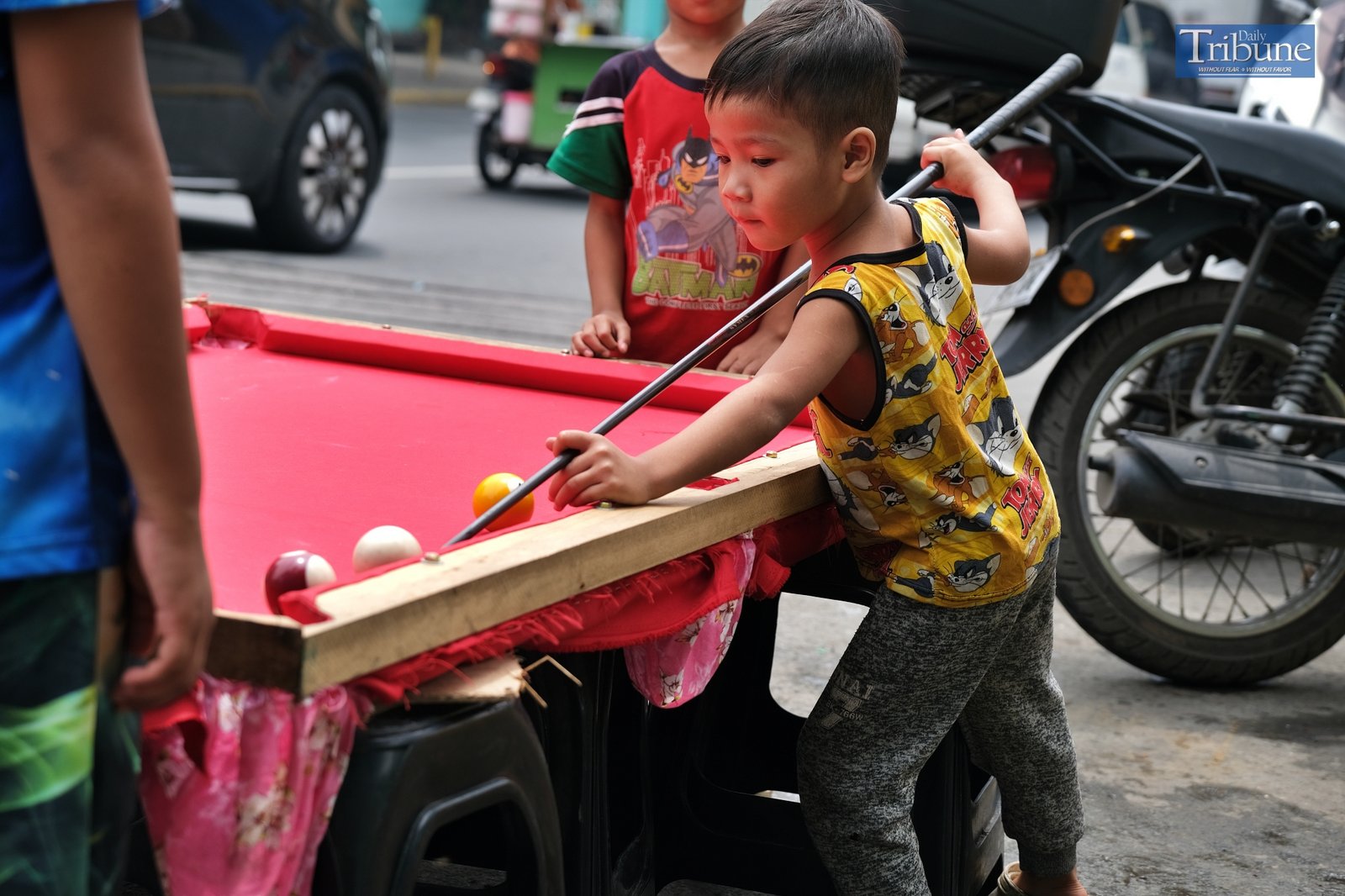 TRIBUNE-childplaying-billiards