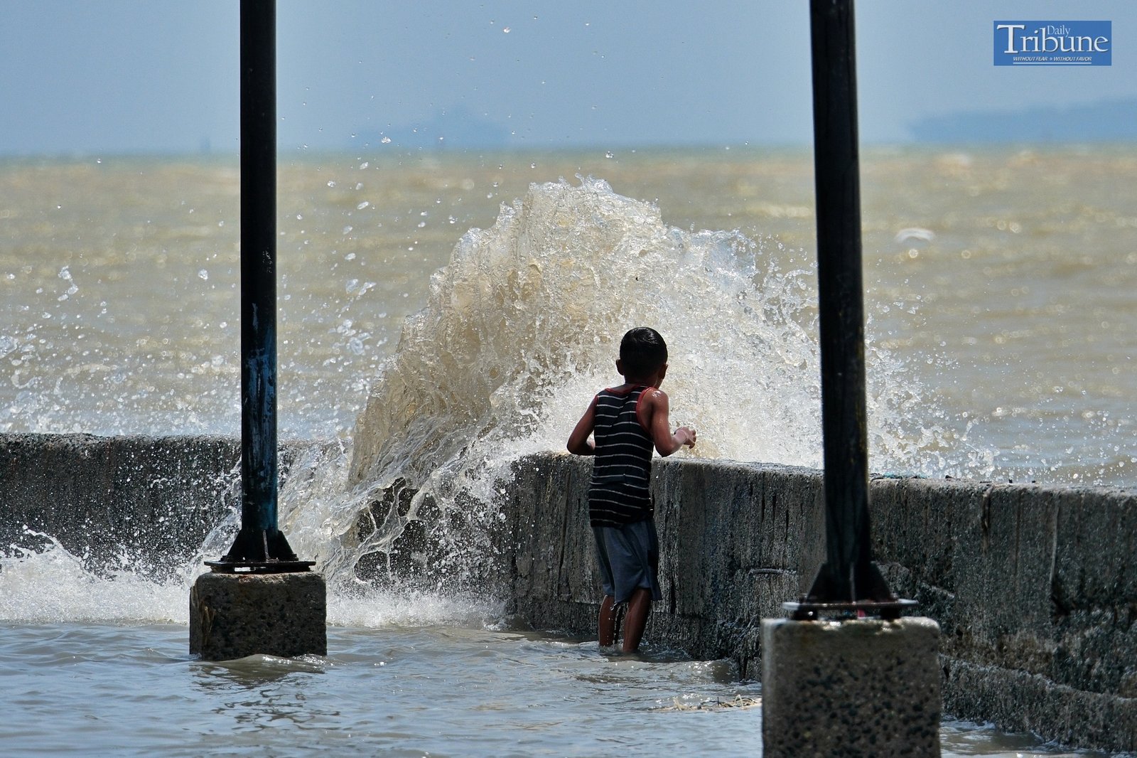 TRIBUNE-kids-playing-with-water