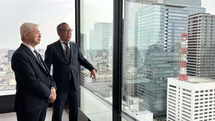 Trade Secretary Fred Pascual (left) and Marubeni Corporation Philippines President Shimoda Shigeru discuss how the Philippines can improve the investment climate for Japanese companies in the country.
