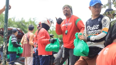 Volunteer drivers from Grab and MOVE IT