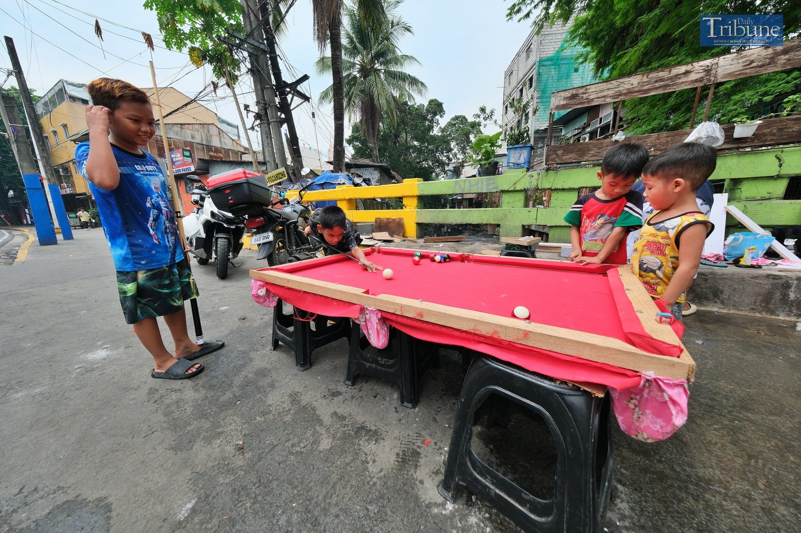 TRIBUNE-childrenplaying-billiards