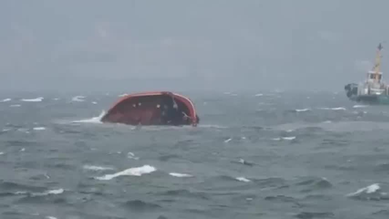 PCG races to save fuel from sunken tanker
