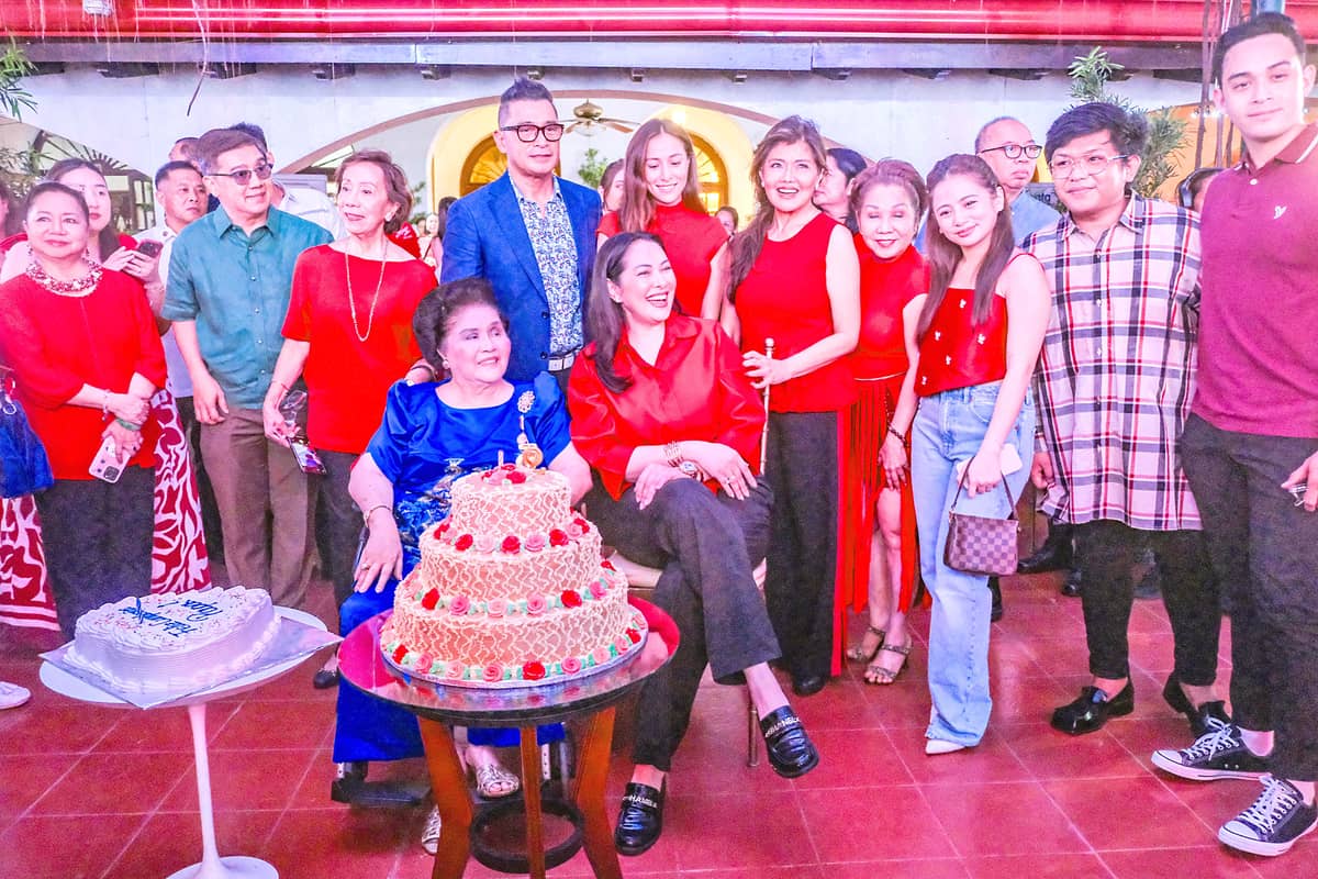 with director Darryl Yap and the cast of ‘Maid in Malacañang.’