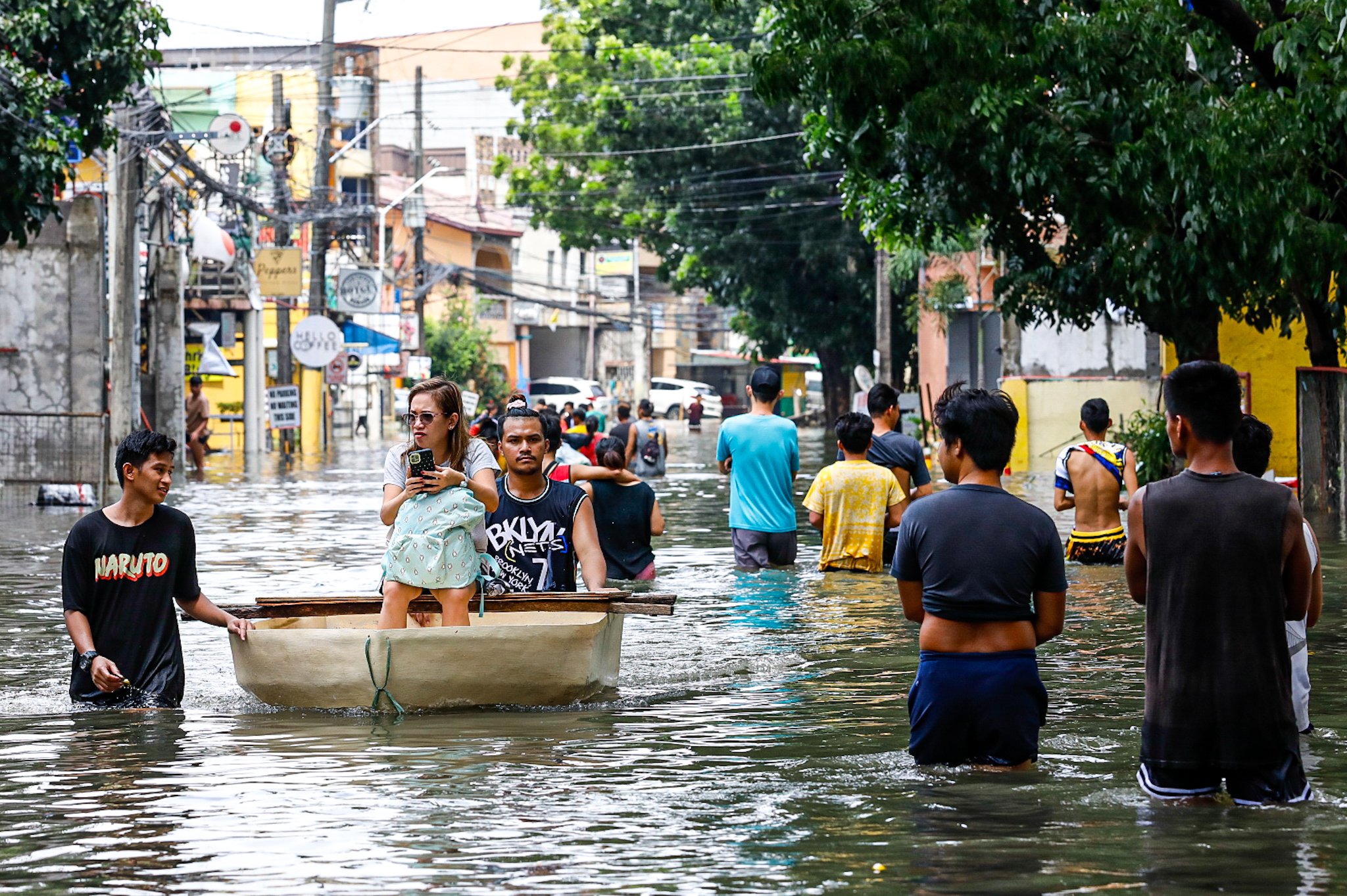 Mga kalye naging ilog sa pananalasa ng Bagyong ‘Carina’
