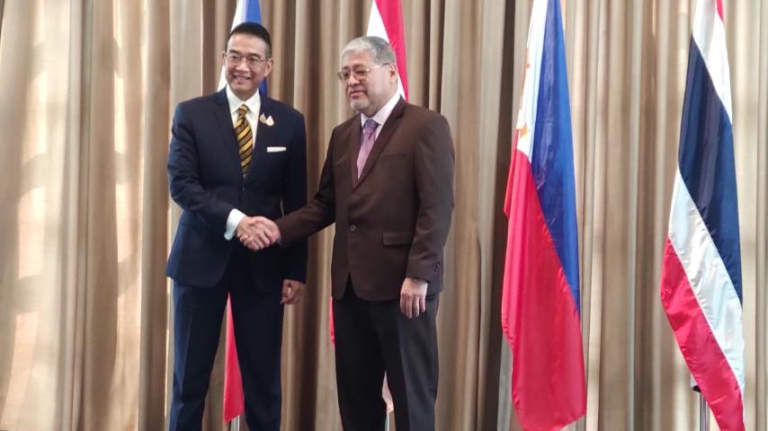 Thailand's Foreign Minister Maris Sangiampongsa and the Philippines' Foreign Affairs Secretary Enrique Manalo