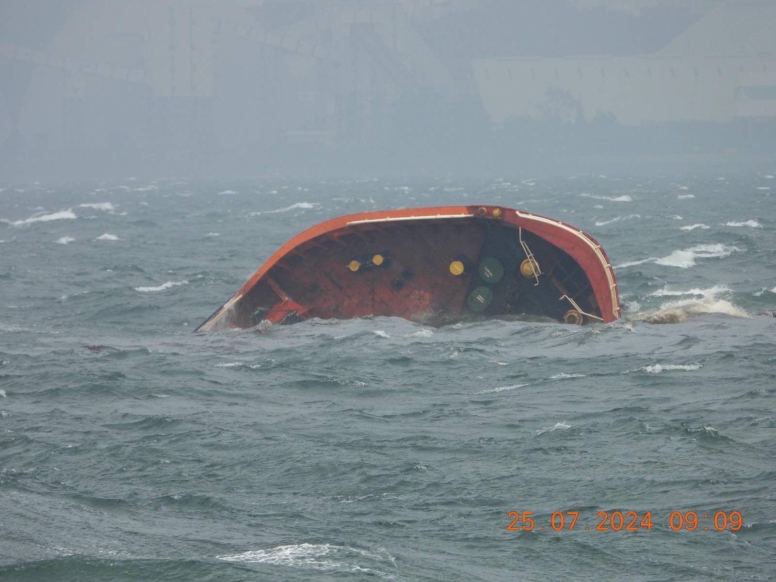 Sunken tanker spills oil off Limay