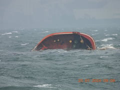 Sunken tanker spills oil off Limay