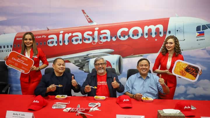 JT’s Manukan & Grille owner/founder, multi-awarded actor Joel Torre has partnered with AirAsia Ph in bringing on board the airline its wildly popular Bacolod chicken inasal (grill). Starting 23 July 2024, AirAsia PH passenger can reserve JT’s Bacolod Chicken Inasal in advance through the AirAsia MOVE app or through airasia.com. Photo shows AirAsia CEO Ricky Isla during agreement signing with Torre (middle) and JT’s Manukan Grille executive Paul Henares.