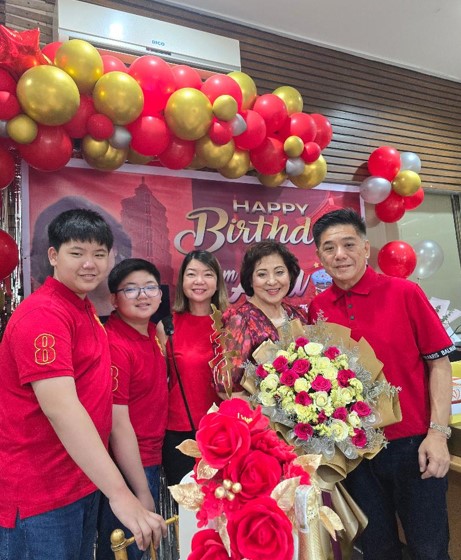 Aida Uy with son Mitch and his wife Cathie and their twins Koji and Kenji.