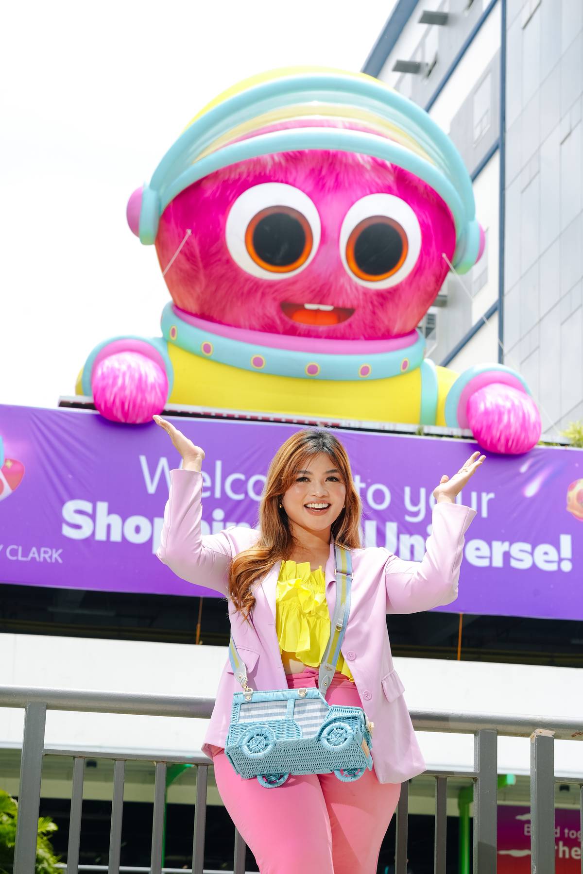 SM City Clark’s new 30-foot tall mascot, Clarky, is ready for selfies.