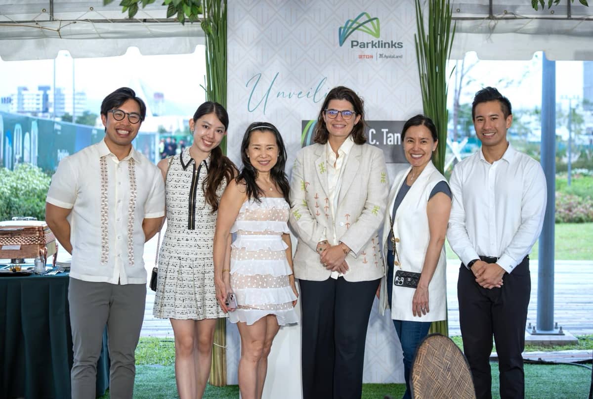 Mariana Zobel de Ayala with the Tan family