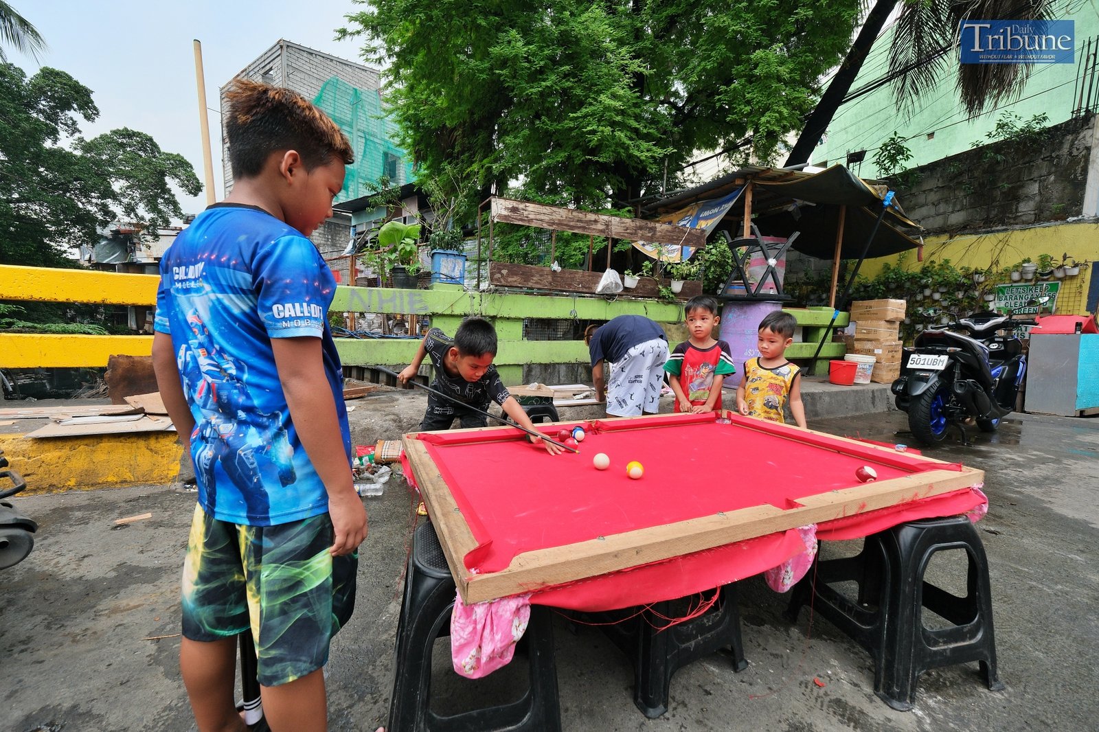 TRIBUNE-childrenplaying-billiards