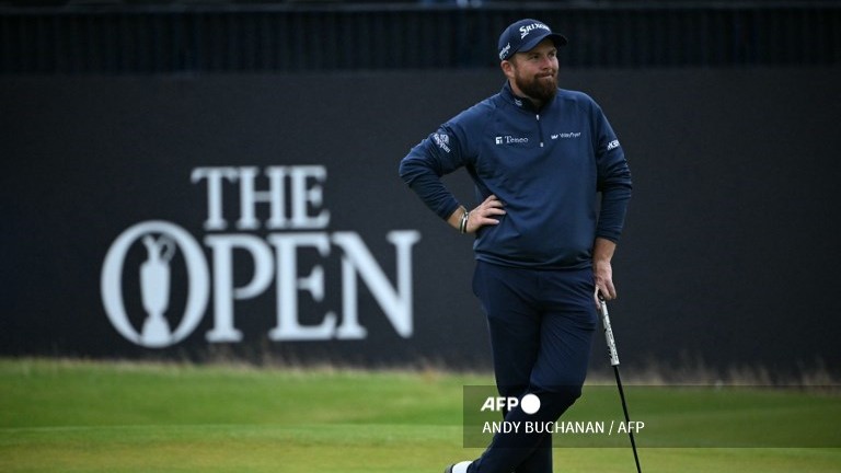 Lowry takes British Open lead, Woods, McIlroy battle to make cut