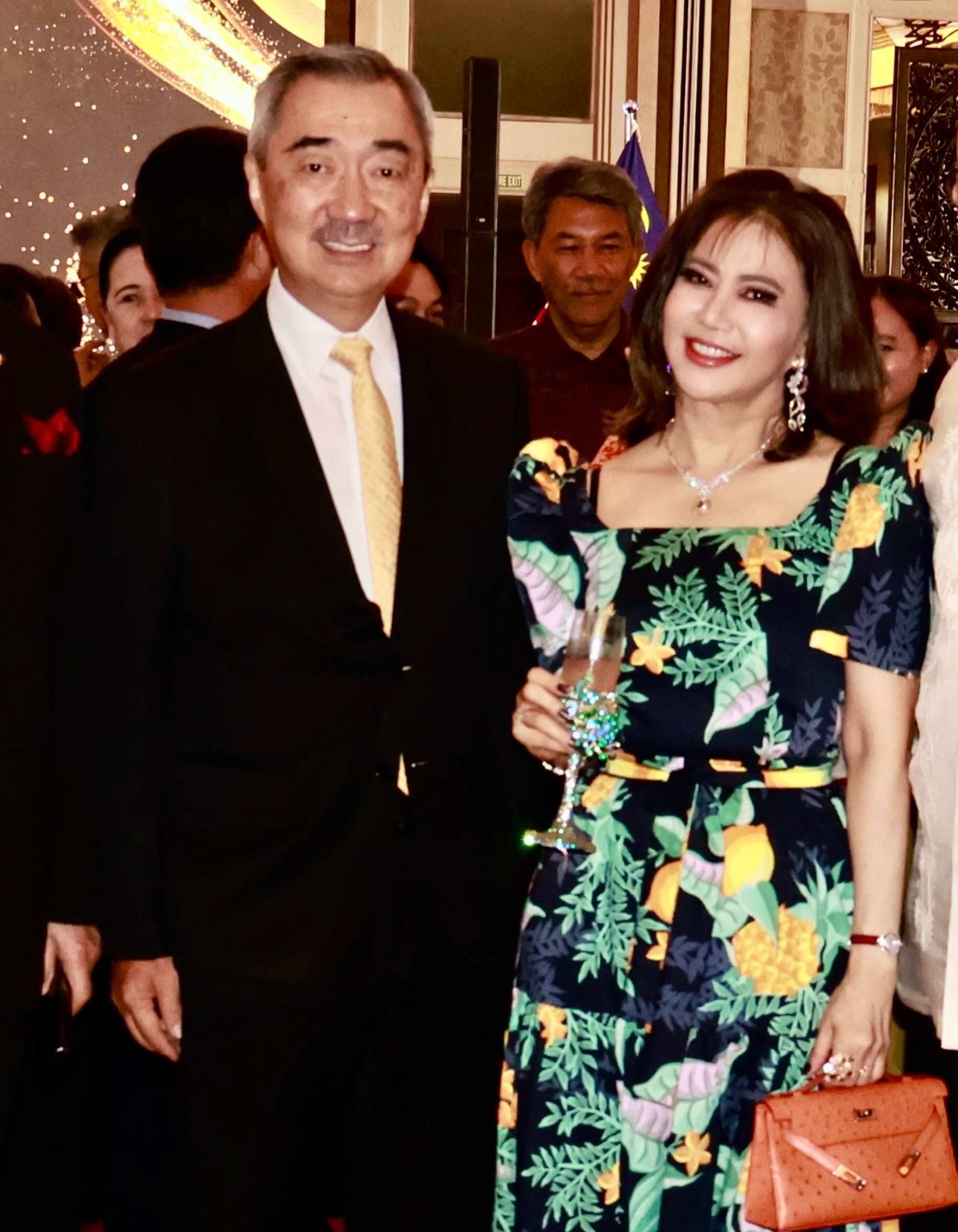 Hans Sy and the columnist.