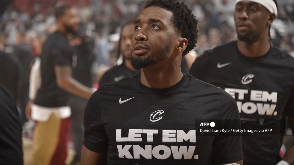Mitchell agrees to 3-year extension with NBA Cavs